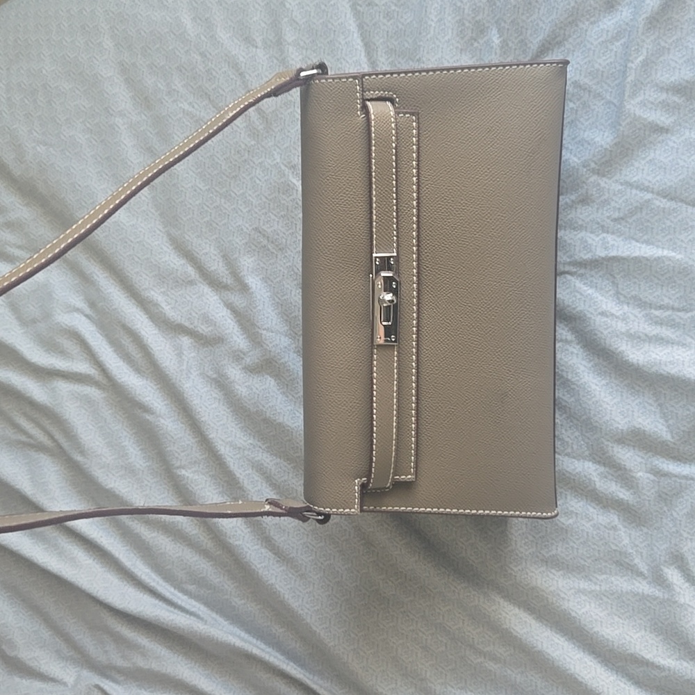 Tan Structured Leather Shoulder Bag with Metal Clasp - Picture 4 of 6